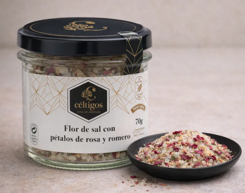 Flor de sal con rosa y romero